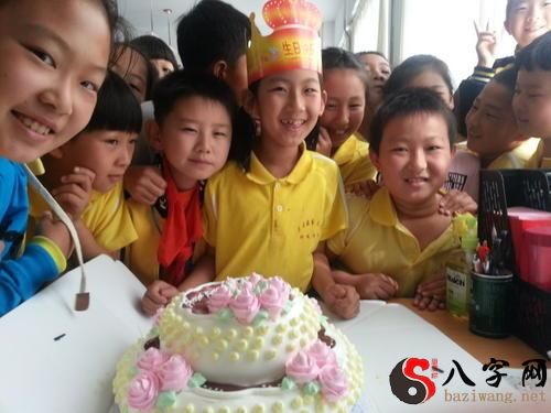 梦见自己过生日来了好多人