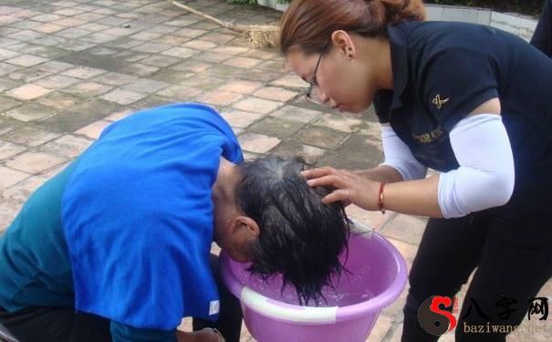 梦见给别人洗头发